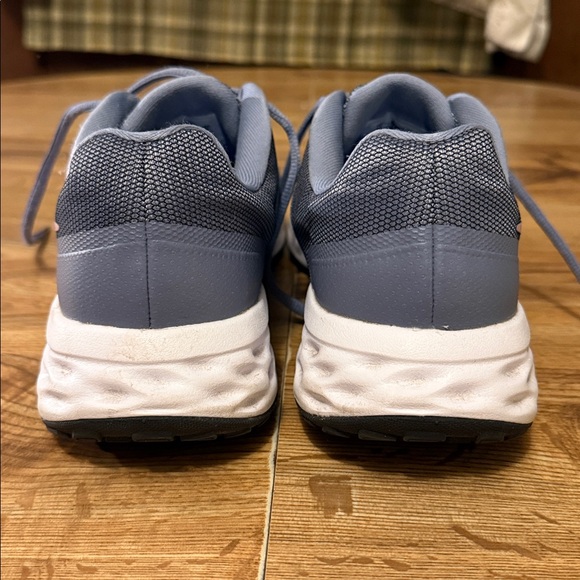 Nike Women’s sz 11 gray athletic shoes - Picture 4 of 8